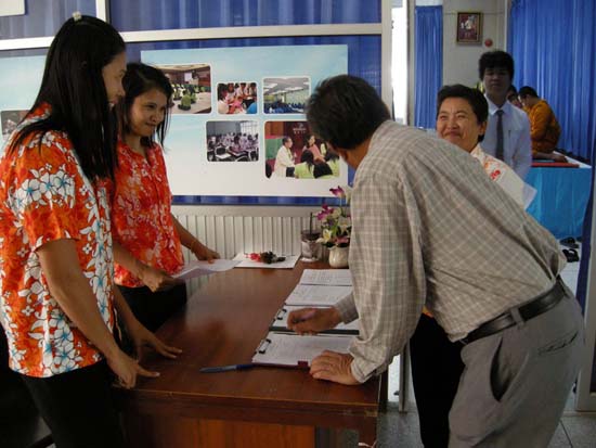 กิจกรรมสืบสานประเพณีสงกรานต์ คณะศึกษาศาสตร์ ปี 2554 ภาพที่ 2