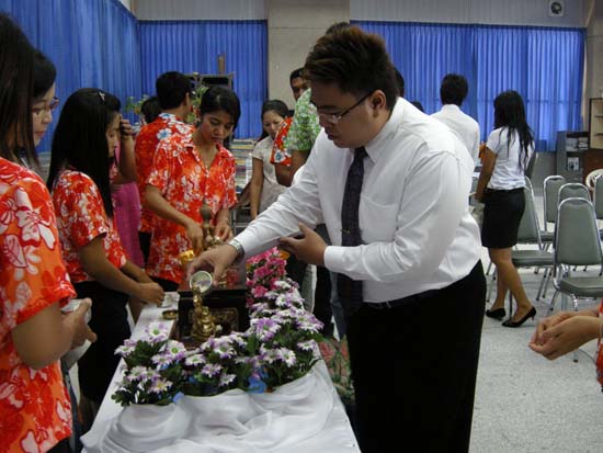 กิจกรรมสืบสานประเพณีสงกรานต์ คณะศึกษาศาสตร์ ปี 2554 ภาพที่ 36