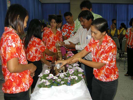 กิจกรรมสืบสานประเพณีสงกรานต์ คณะศึกษาศาสตร์ ปี 2554 ภาพที่ 37