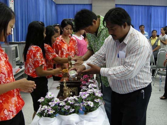 กิจกรรมสืบสานประเพณีสงกรานต์ คณะศึกษาศาสตร์ ปี 2554 ภาพที่ 38