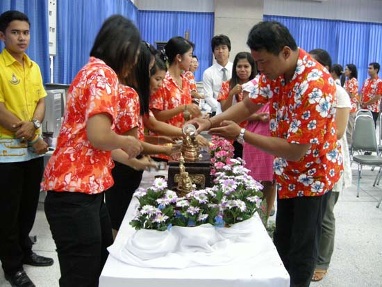 กิจกรรมสืบสานประเพณีสงกรานต์ คณะศึกษาศาสตร์ ปี 2554 ภาพที่ 40