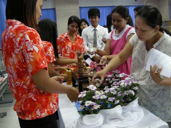 กิจกรรมสืบสานประเพณีสงกรานต์ คณะศึกษาศาสตร์ ปี 2554 ภาพที่ 43