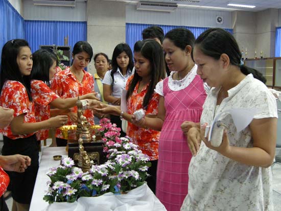 กิจกรรมสืบสานประเพณีสงกรานต์ คณะศึกษาศาสตร์ ปี 2554 ภาพที่ 44