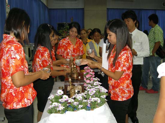 กิจกรรมสืบสานประเพณีสงกรานต์ คณะศึกษาศาสตร์ ปี 2554 ภาพที่ 45