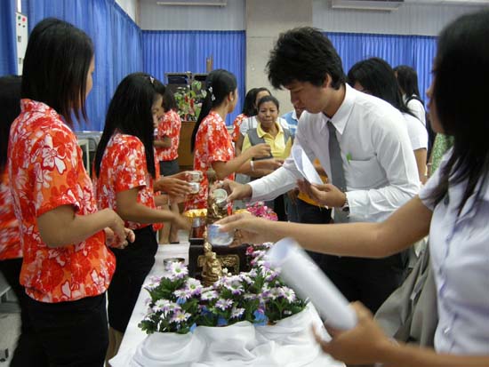 กิจกรรมสืบสานประเพณีสงกรานต์ คณะศึกษาศาสตร์ ปี 2554 ภาพที่ 46