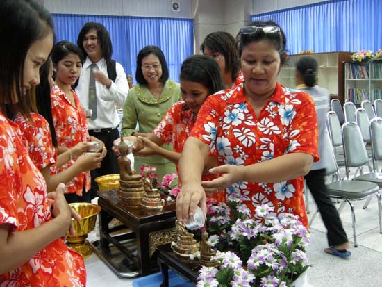 กิจกรรมสืบสานประเพณีสงกรานต์ คณะศึกษาศาสตร์ ปี 2554 ภาพที่ 54
