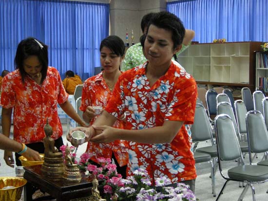 กิจกรรมสืบสานประเพณีสงกรานต์ คณะศึกษาศาสตร์ ปี 2554 ภาพที่ 64