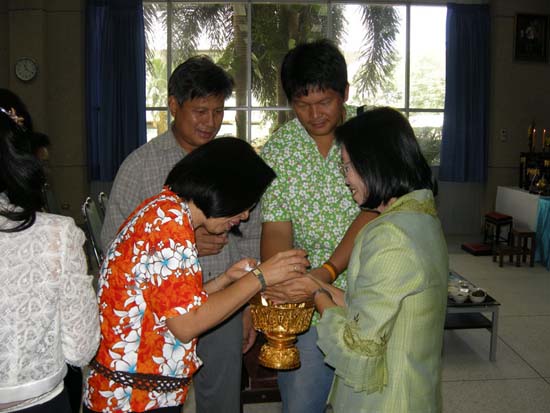 กิจกรรมสืบสานประเพณีสงกรานต์ คณะศึกษาศาสตร์ ปี 2554 ภาพที่ 76