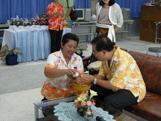 กิจกรรมสืบสานประเพณีสงกรานต์ คณะศึกษาศาสตร์ ปี 2554 ภาพที่ 86