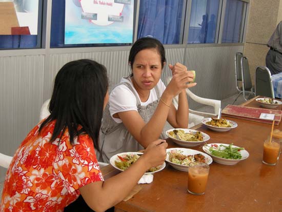 กิจกรรมสืบสานประเพณีสงกรานต์ คณะศึกษาศาสตร์ ปี 2554 ภาพที่ 95