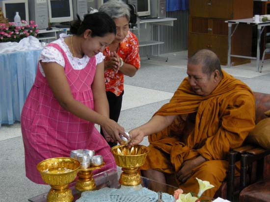 กิจกรรมสืบสานประเพณีสงกรานต์ คณะศึกษาศาสตร์ ปี 2554 ภาพที่ 97