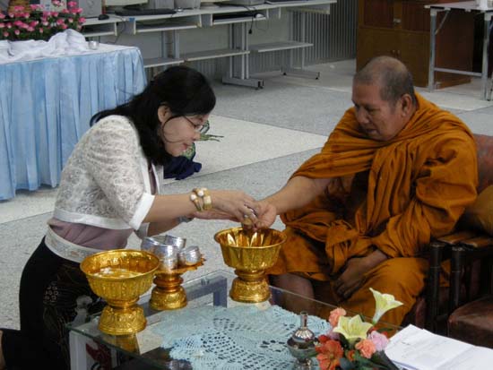 กิจกรรมสืบสานประเพณีสงกรานต์ คณะศึกษาศาสตร์ ปี 2554 ภาพที่ 100