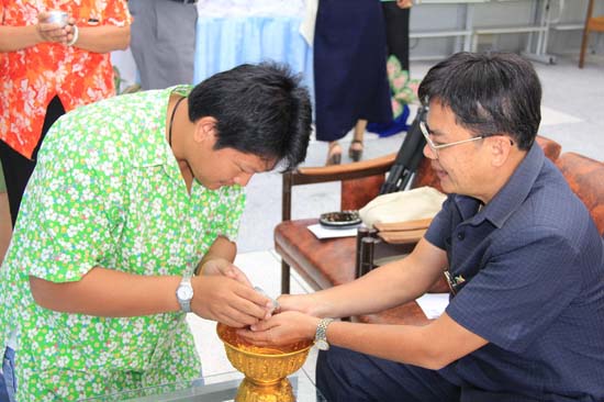 กิจกรรมสืบสานประเพณีสงกรานต์ คณะศึกษาศาสตร์ ปี 2554 ภาพที่ 112