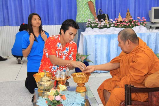 กิจกรรมสืบสานประเพณีสงกรานต์ คณะศึกษาศาสตร์ ปี 2554 ภาพที่ 148