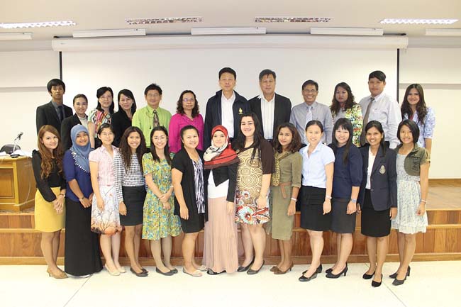 โครงการยกระดับครูทั้งระบบ รุ่นที่ 1 สพม.13 ระหว่างวันที่ 17-19 พฤษภาคม 2556 โดยคณะศึกษาศาสตร์ มหาวิทยาลัยทักษิณ
