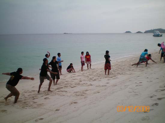 กิจกรรมกีฬาชายหาดสัมพันธ์ คณะศึกษาศาสตร์ ณ เกาะอาดัง ภาพที่ 2