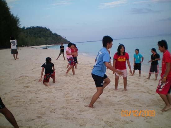 กิจกรรมกีฬาชายหาดสัมพันธ์ คณะศึกษาศาสตร์ ณ เกาะอาดัง ภาพที่ 5