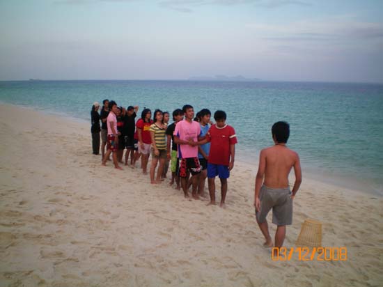กิจกรรมกีฬาชายหาดสัมพันธ์ คณะศึกษาศาสตร์ ณ เกาะอาดัง ภาพที่ 8