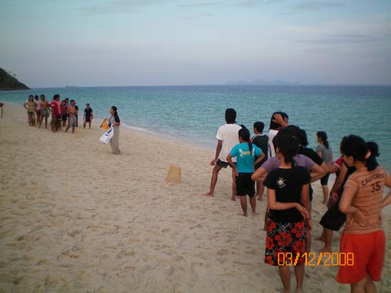 กิจกรรมกีฬาชายหาดสัมพันธ์ คณะศึกษาศาสตร์ ณ เกาะอาดัง ภาพที่ 12