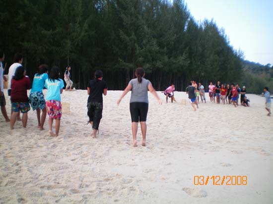กิจกรรมกีฬาชายหาดสัมพันธ์ คณะศึกษาศาสตร์ ณ เกาะอาดัง ภาพที่ 13