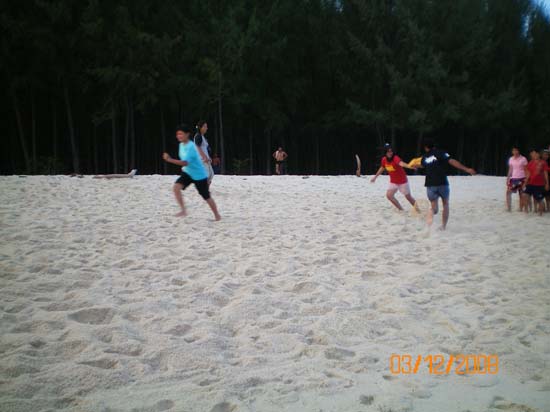 กิจกรรมกีฬาชายหาดสัมพันธ์ คณะศึกษาศาสตร์ ณ เกาะอาดัง ภาพที่ 14