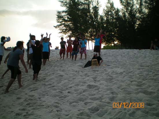 กิจกรรมกีฬาชายหาดสัมพันธ์ คณะศึกษาศาสตร์ ณ เกาะอาดัง ภาพที่ 16