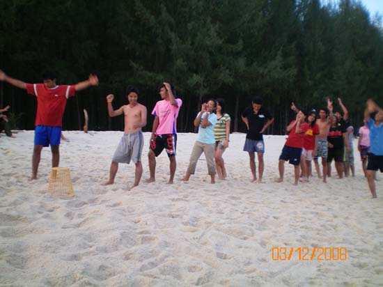กิจกรรมกีฬาชายหาดสัมพันธ์ คณะศึกษาศาสตร์ ณ เกาะอาดัง ภาพที่ 19
