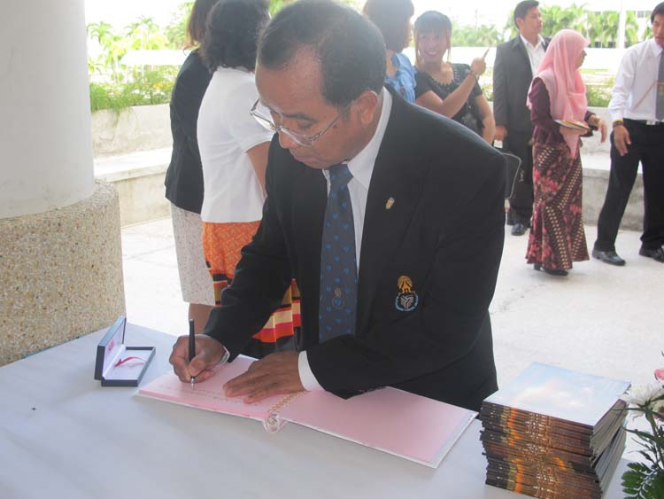 โครงการ Smart for all ครั้งที่ 3 เทคโนโลยีการเรียนรู้ในสังคมพหุวัฒนธรรม 7 - 11กันยายน 2555 ณ หอประชุมปาริชาต ภาพที่ 4