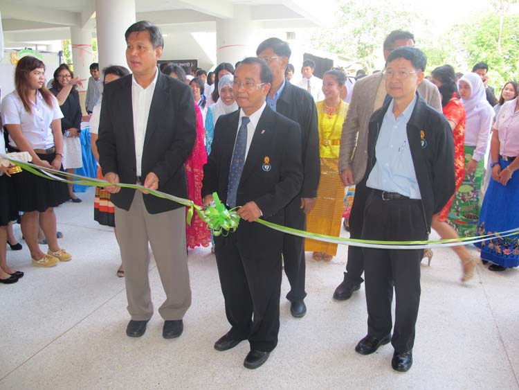 โครงการ Smart for all ครั้งที่ 3 เทคโนโลยีการเรียนรู้ในสังคมพหุวัฒนธรรม 7 - 11กันยายน 2555 ณ หอประชุมปาริชาต ภาพที่ 8