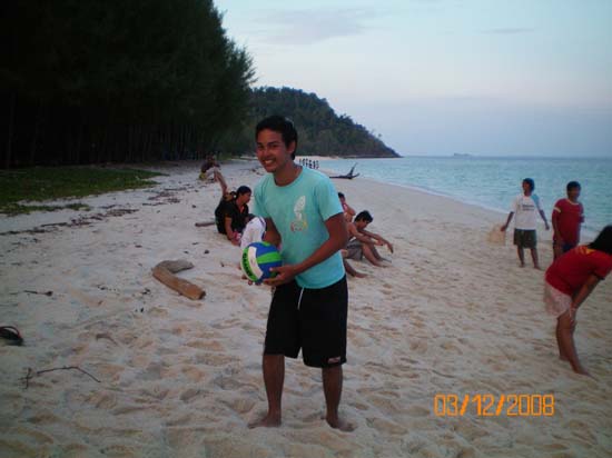 กิจกรรมกีฬาชายหาดสัมพันธ์ คณะศึกษาศาสตร์ ณ เกาะอาดัง ภาพที่ 33