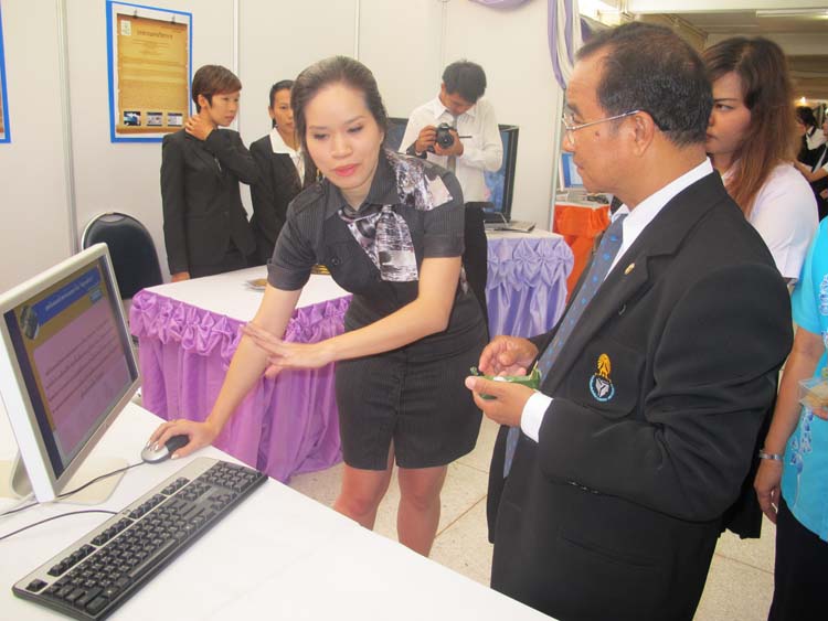 โครงการ Smart for all ครั้งที่ 3 เทคโนโลยีการเรียนรู้ในสังคมพหุวัฒนธรรม 7 - 11กันยายน 2555 ณ หอประชุมปาริชาต ภาพที่ 18