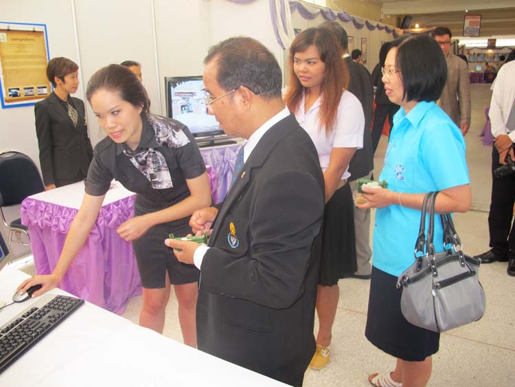 โครงการ Smart for all ครั้งที่ 3 เทคโนโลยีการเรียนรู้ในสังคมพหุวัฒนธรรม 7 - 11กันยายน 2555 ณ หอประชุมปาริชาต ภาพที่ 19