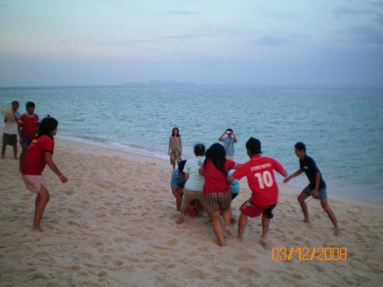 กิจกรรมกีฬาชายหาดสัมพันธ์ คณะศึกษาศาสตร์ ณ เกาะอาดัง ภาพที่ 34