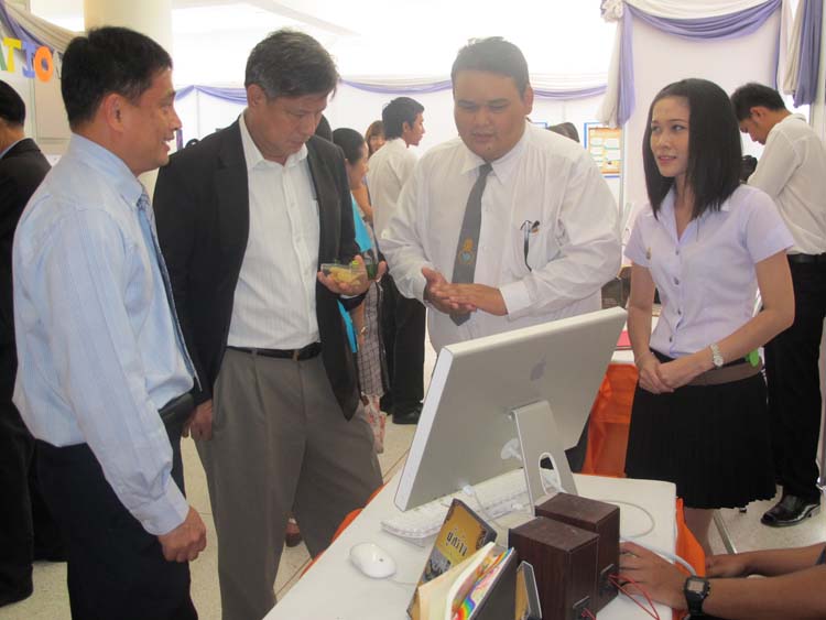 โครงการ Smart for all ครั้งที่ 3 เทคโนโลยีการเรียนรู้ในสังคมพหุวัฒนธรรม 7 - 11กันยายน 2555 ณ หอประชุมปาริชาต ภาพที่ 26