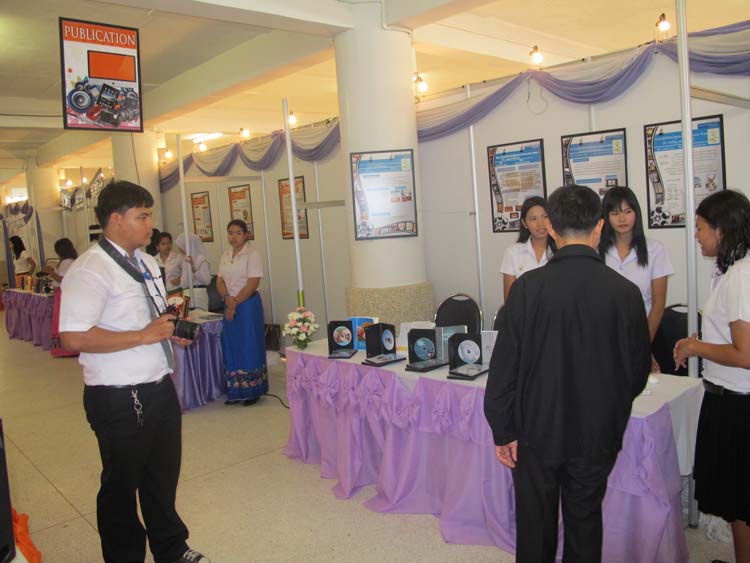 โครงการ Smart for all ครั้งที่ 3 เทคโนโลยีการเรียนรู้ในสังคมพหุวัฒนธรรม 7 - 11กันยายน 2555 ณ หอประชุมปาริชาต ภาพที่ 27
