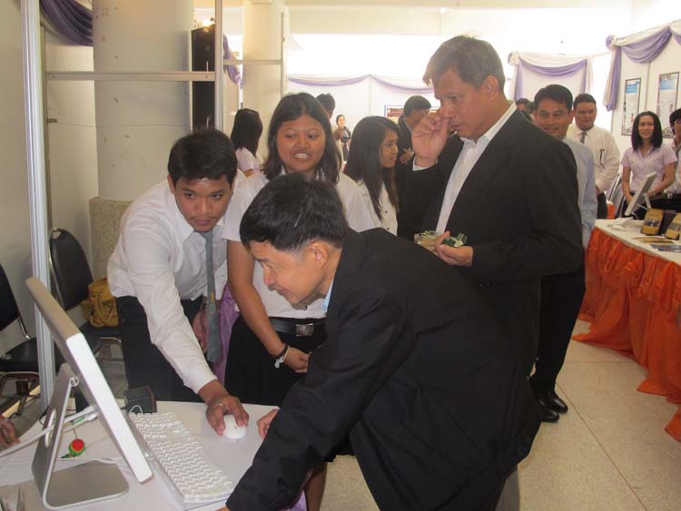 โครงการ Smart for all ครั้งที่ 3 เทคโนโลยีการเรียนรู้ในสังคมพหุวัฒนธรรม 7 - 11กันยายน 2555 ณ หอประชุมปาริชาต ภาพที่ 30