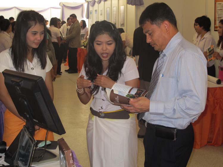 โครงการ Smart for all ครั้งที่ 3 เทคโนโลยีการเรียนรู้ในสังคมพหุวัฒนธรรม 7 - 11กันยายน 2555 ณ หอประชุมปาริชาต ภาพที่ 38