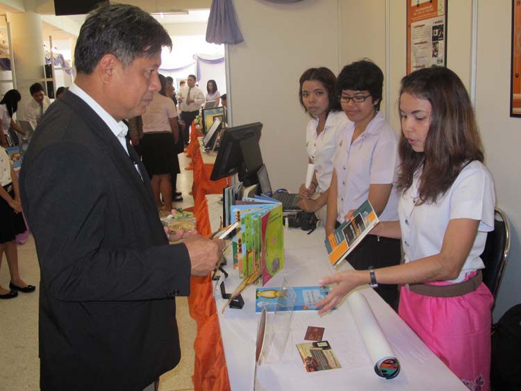โครงการ Smart for all ครั้งที่ 3 เทคโนโลยีการเรียนรู้ในสังคมพหุวัฒนธรรม 7 - 11กันยายน 2555 ณ หอประชุมปาริชาต ภาพที่ 39