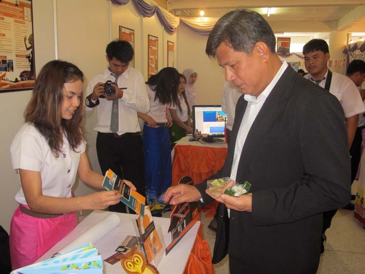 โครงการ Smart for all ครั้งที่ 3 เทคโนโลยีการเรียนรู้ในสังคมพหุวัฒนธรรม 7 - 11กันยายน 2555 ณ หอประชุมปาริชาต ภาพที่ 40