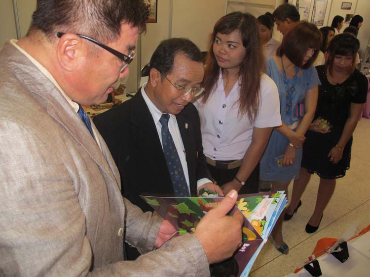 โครงการ Smart for all ครั้งที่ 3 เทคโนโลยีการเรียนรู้ในสังคมพหุวัฒนธรรม 7 - 11กันยายน 2555 ณ หอประชุมปาริชาต ภาพที่ 41