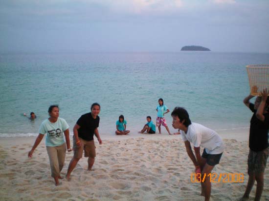 กิจกรรมกีฬาชายหาดสัมพันธ์ คณะศึกษาศาสตร์ ณ เกาะอาดัง ภาพที่ 36