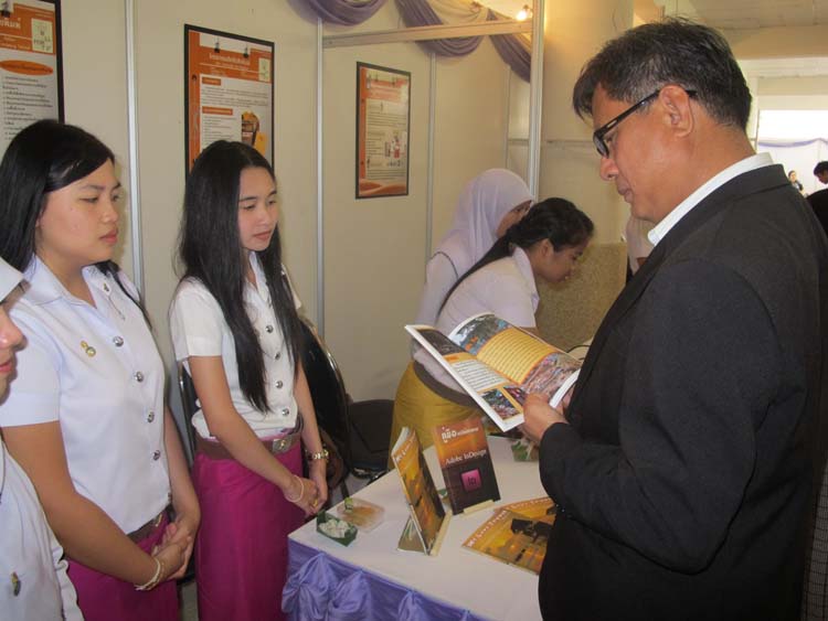 โครงการ Smart for all ครั้งที่ 3 เทคโนโลยีการเรียนรู้ในสังคมพหุวัฒนธรรม 7 - 11กันยายน 2555 ณ หอประชุมปาริชาต ภาพที่ 50