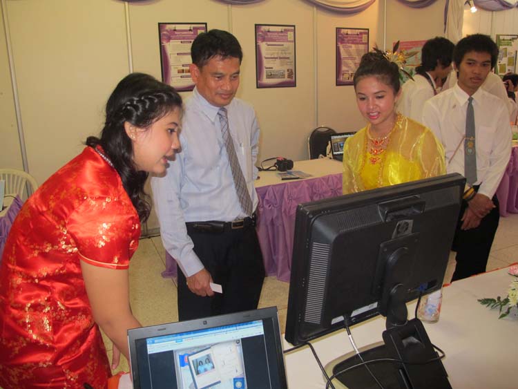 โครงการ Smart for all ครั้งที่ 3 เทคโนโลยีการเรียนรู้ในสังคมพหุวัฒนธรรม 7 - 11กันยายน 2555 ณ หอประชุมปาริชาต ภาพที่ 51