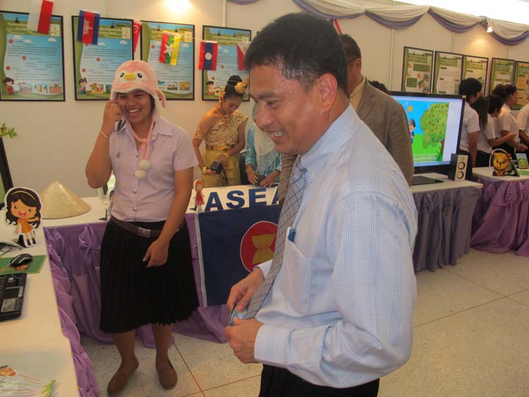 โครงการ Smart for all ครั้งที่ 3 เทคโนโลยีการเรียนรู้ในสังคมพหุวัฒนธรรม 7 - 11กันยายน 2555 ณ หอประชุมปาริชาต ภาพที่ 52