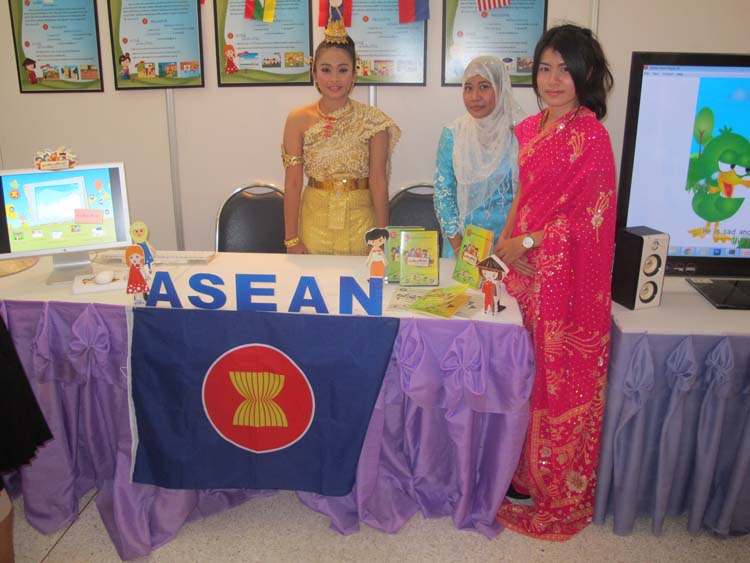 โครงการ Smart for all ครั้งที่ 3 เทคโนโลยีการเรียนรู้ในสังคมพหุวัฒนธรรม 7 - 11กันยายน 2555 ณ หอประชุมปาริชาต ภาพที่ 55