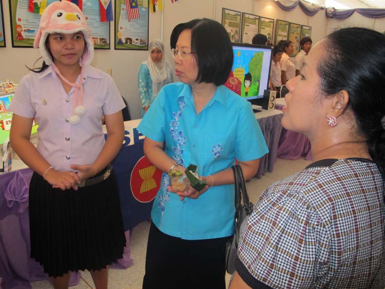 โครงการ Smart for all ครั้งที่ 3 เทคโนโลยีการเรียนรู้ในสังคมพหุวัฒนธรรม 7 - 11กันยายน 2555 ณ หอประชุมปาริชาต ภาพที่ 56