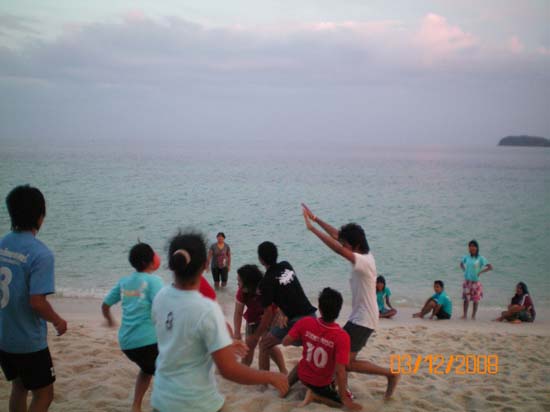 กิจกรรมกีฬาชายหาดสัมพันธ์ คณะศึกษาศาสตร์ ณ เกาะอาดัง ภาพที่ 38