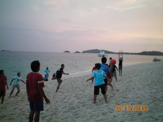 กิจกรรมกีฬาชายหาดสัมพันธ์ คณะศึกษาศาสตร์ ณ เกาะอาดัง ภาพที่ 43