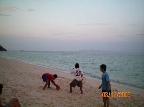 กิจกรรมกีฬาชายหาดสัมพันธ์ คณะศึกษาศาสตร์ ณ เกาะอาดัง ภาพที่ 44