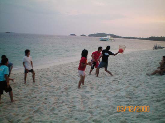 กิจกรรมกีฬาชายหาดสัมพันธ์ คณะศึกษาศาสตร์ ณ เกาะอาดัง ภาพที่ 46